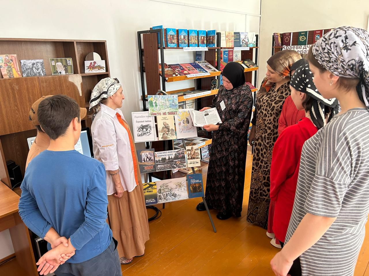 Специалист по работе с семьей и детьми Алиева М. совместно с работниками библиотеки филиал №12 с. Мюрего провели беседу с детьми о Дне скорби и памяти.